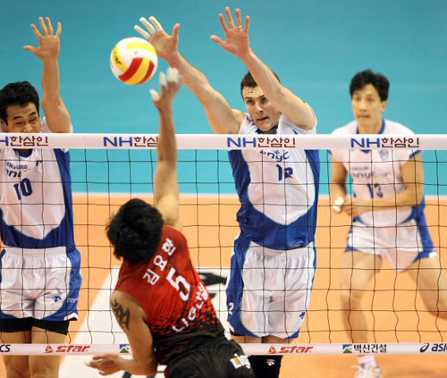 20일 대전 충무체육관에서 열린 프로배구 V리그 삼성화재와 LIG의 경기.LIG 김요한이 스파이크를 날리고 있다.