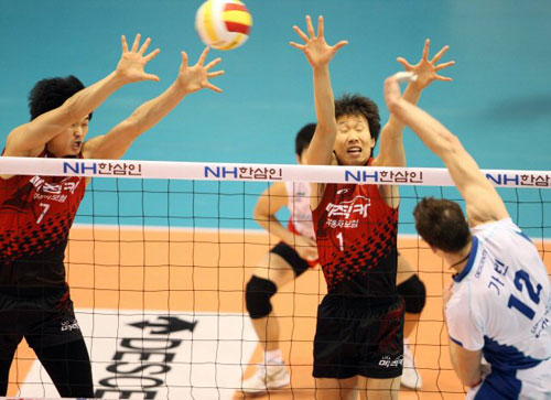 20일 대전 충무체육관에서 열린 프로배구 V리그 삼성화재와 LIG의 경기. 삼성의 외국인 선수 가빈이 스파이크를 날리고 있다.