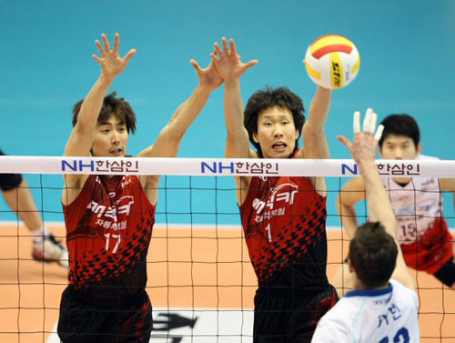 20일 대전 충무체육관에서 열린 프로배구 V리그 삼성화재와 LIG의 경기. 삼성의 외국인 선수 가빈이 블로킹을 피해 공을 살짝 넘기고 있다.