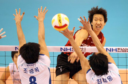 20일 대전 충무체육관에서 열린 프로배구 V리그 삼성화재와 LIG의 경기. LIG 임동규가 스파이크를 날리고 있다.