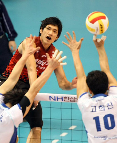 20일 대전 충무체육관에서 열린 프로배구 V리그 삼성화재와 LIG의 경기. LIG 김요한이 강스파이크를 날리고 있다.