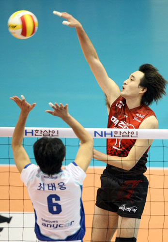 20일 대전 충무체육관에서 열린 프로배구 V리그 삼성화재와 LIG의 경기. LIG 이경수가 블로킹을 피해 틀어치고 있다.