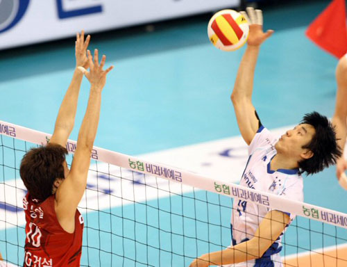 20일 대전 충무체육관에서 열린 프로배구 V리그 삼성화재와 LIG의 경기. 삼성의 석진욱이 다이렉트공격하고 있다.