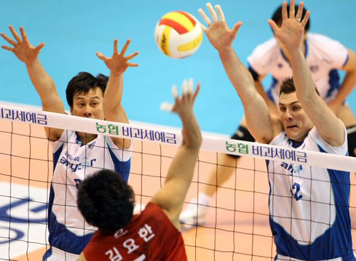 20일 대전 충무체육관에서 열린 프로배구 V리그 삼성화재와 LIG의 경기. 삼성의 외국인 선수 가빈이 LIG 김요한의 공격을 막고 있다.