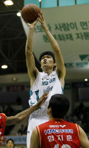 20일 원주 치악체육관에서 열린 프로농구 원주 동부와 울산 모비스의 경기에서 동부 김주성이 수비를 피해 슛을 하고 있다.