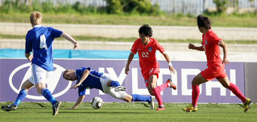 18일 오후 스페인 말라가 에스타디오 시우다드 데 말라가에서 열린 축구대표팀과 핀란드와의 평가전에서 노병준이 핀란드의 수비를 돌파하고 있다.