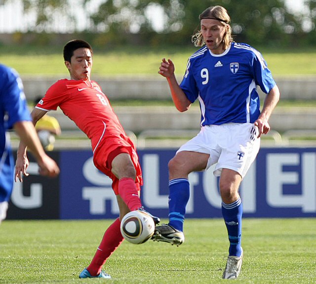 18일 오후 스페인 말라가 에스타디오 시우다드 데 말라가에서 열린 축구대표팀과 핀란드와의 평가전에서 김정우와 헤르마니 부오리넨이 볼다툼을 벌이고 있다.