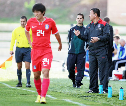 18일 오후 스페인 말라가 에스타디오 시우다드 데 말라가에서 열린 축구대표팀과 핀란드와의 평가전에서 허정무 감독이 선수들에게 작전지시를 하고 있다.