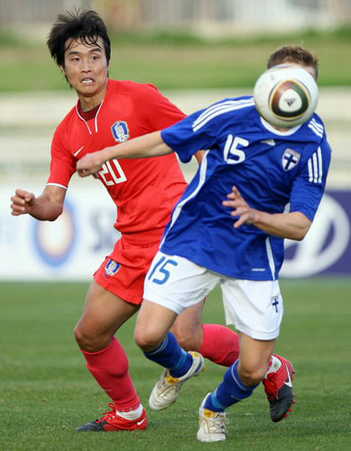 18일 오후 스페인 말라가 에스타디오 시우다드 데 말라가에서 열린 축구대표팀과 핀란드와의 평가전에서 이동국이 핀란드의 유스카 사볼라이넨과 볼다툼을 하고 있다.