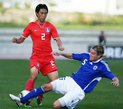 18일 오후 스페인 말라가 에스타디오 시우다드 데 말라가에서 열린 축구대표팀과 핀란드와의 평가전에서 오범석이 핀란드의 마르쿠스 할스티의 수비를 피해 드리블을 하고 있다.