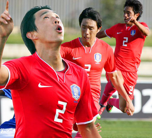 18일 오후 스페인 말라가 에스타디오 시우다드 데 말라가에서 열린 축구대표팀과 핀란드와의 평가전에서 오범석이 선취골을 넣은 후 손가락을 치켜올리며 기뻐하고 있다.