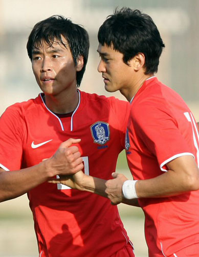 18일 오후 스페인 말라가 에스타디오 시우다드 데 말라가에서 열린 축구대표팀과 핀란드와의 평가전에서 이정수가 두번째 득점포를 올린 후 이동국의 축하를 받고 있다.