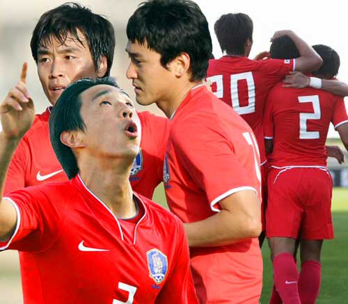 18일 오후 스페인 말라가 에스타디오 시우다드 데 말라가에서 열린 축구대표팀과 핀란드와의 평가전에서 선취골 주인공 오범석과(왼쪽 하단) 추가골 주인공 이정수(가운데)가 득점을 자축하고 있다. 이날 경기는 한국이 2-0으로 이겼다.