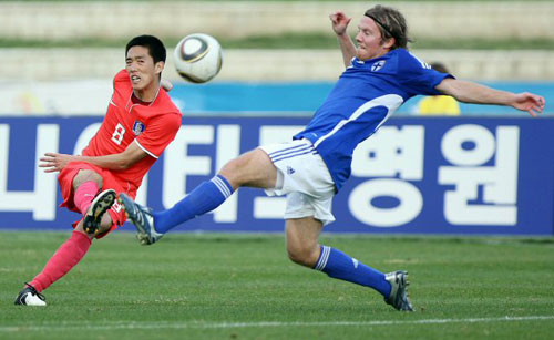 18일 오후 스페인 말라가 에스타디오 시우다드 데 말라가에서 열린 축구대표팀과 핀란드와의 평가전에서 김정우가 핀란드의 헤르마니 부오리넨의 수비를 뚫고 슛을 날리고 있다.