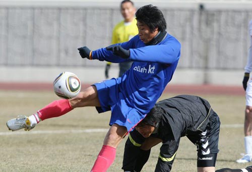 2일 오후  목포 국제축구센터에서 열린 축구 대표팀과 목포시청의 연습경기, 축구 대표팀 이근호가 슛을 하고 있다.