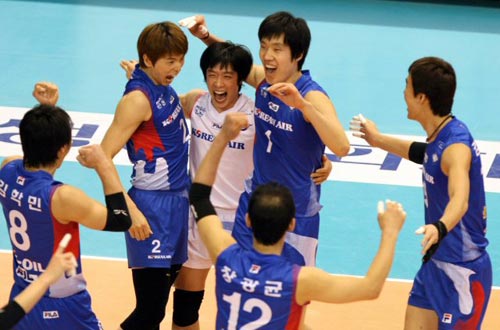 2일 대전 충무체육관에서 열린 2009-2010 프로배구 남자부 삼성화재-대한항공 경기, 대한항공 선수들이 2세트에서 승리한 후 환호하고 있다.