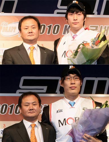 3일 오후 서울 교육문화회관에서 열린 2010 KBL 국내선수 드래프트에서 모비스 유재학 감독이 1라운드에서 송창용(사진 위), 유종현을 지명한 후 함께 기념촬영을 하고 있다.