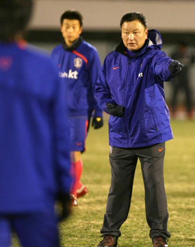 5일 저녁 일본 도쿄 에도가와 경기장에서 열린 축구 대표팀 훈련 중, 허정무 감독이 공격-미드필더-수비진영 간격과 유기적인 호흡에 대해 강조하고 있다.