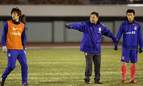 5일 저녁 일본 도쿄 에도가와 경기장에서 열린 축구 대표팀 훈련 중, 허정무 감독(가운데)이 공격-미드필더-수비진영 간격과 유기적인 호흡에 대해 강조하고 있다.