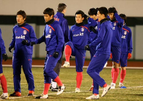 5일 저녁 일본 도쿄 에도가와 경기장에서 열린 축구 대표팀 훈련 중, 염기훈의 부상 이탈로 새롭게 합류한 오장은이 몸을 풀고 있다.