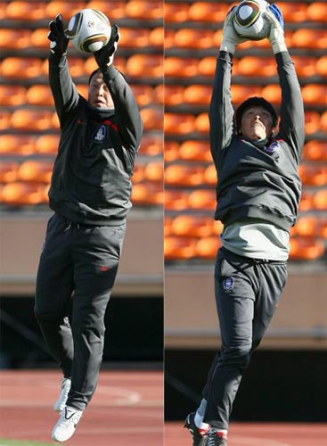 6일 일본 도쿄 국립경기장에서 열린 대한민국 축구 대표팀의 2010 동아시아축구선수권 대비 훈련중, 이운재(왼쪽), 김영광 골키퍼고 공중볼 훈련을 하고 있다.
