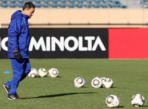 6일 일본 도쿄 국립경기장에서 열린 대한민국 축구 대표팀의 2010 동아시아축구선수권 대비 훈련중, 허정무 감독이 잔디 상태를 점검하고 있다.
