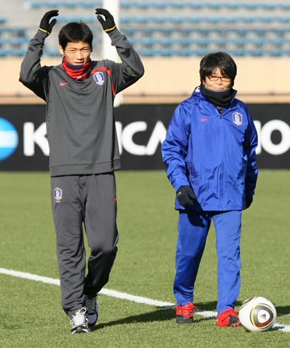 6일 일본 도쿄 국립경기장에서 열린 대한민국 축구 대표팀의 2010 동아시아축구선수권 대비 훈련중, 김형일(왼쪽)이 목포 전지훈련도중 입은 허벅지 부상을 치료하기 위해 최주영 의무팀장과 경기장을 걷고 있다.