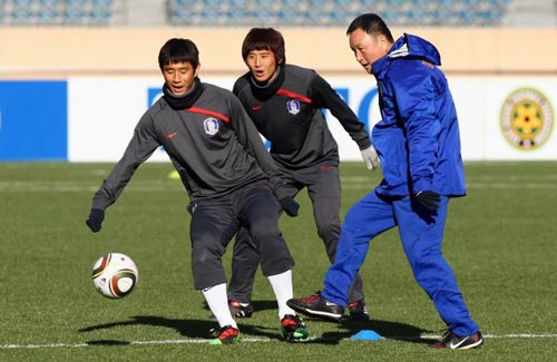 6일 일본 도쿄 국립경기장에서 열린 대한민국 축구 대표팀의 2010 동아시아축구선수권 대비 훈련중, 허정무 감독(오른쪽)이 오범석, 구자철 등 선수들과 패싱게임을 하고 있다.