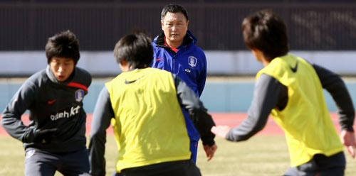 2010 동아시아축구대회 홍콩전 대승을 거둔 축구국가대표팀의 허정무 감독이 8일 일본 도쿄 에도가와 경기장에서 열린 팀 훈련 도중 열린 미니게임에서 선수들의 움직임을 살피고 있다.