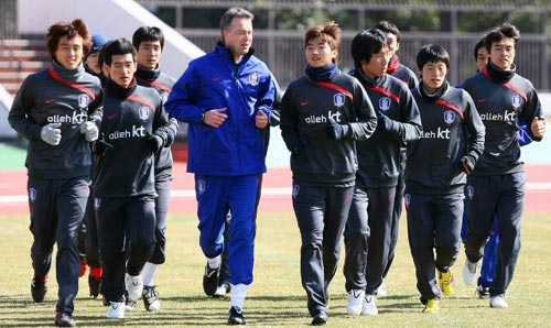 2010 동아시아축구대회 홍콩전 대승을 거둔 축구국가대표팀 선수들이 8일 일본 도쿄 에도가와 육상경기장에서 열린 팀 훈련에서 가볍게 운동장을 뛰며 전날 경기의 피로를 풀고 있다.