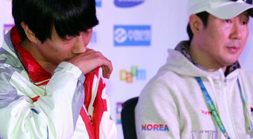 20일 오전(한국시간) 캐나다 밴쿠버 하얏트 호텔 코리아 하우스에서 이규혁이 기자회견을 하고 있다. 이규혁은 앞으로의 진로를 묻는 질문에 마음을 먼저 추스린 후 생각해 보겠다고 말했다.