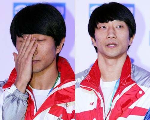 20일 오전(한국시간) 캐나다 밴쿠버 하얏트 호텔 코리아 하우스, 2010 밴쿠버 동계올림픽 스피드스케이팅에서 메달 획득에 실패한 이규혁(왼쪽)이 기자회견 중 잠시 말을 잇지 못하고 있다.