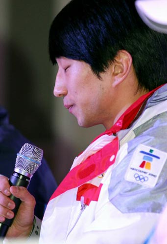20일 오전(한국시간) 캐나다 밴쿠버 하얏트 호텔 코리아 하우스, 2010 밴쿠버 동계올림픽 스피드스케이팅에서 메달 획득에 실패한 이규혁(왼쪽)이 기자회견 중 잠시 말을 잇지 못하고 있다.