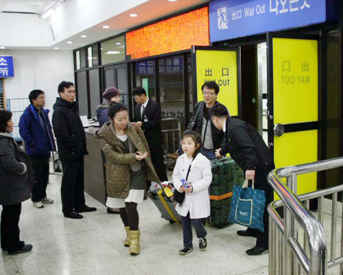 승객 205명과 승무원 7명을 태우고 일본을 출발, 부산으로 향하던 국제여객선 코비호(160t)가 기관고장을 일으킨 지 10시간만인 2일 오전 4시15분께 부산항에 무사히 도착했다. 초췌한 표정의 승객들이 입국장을 빠져나오고 있다.