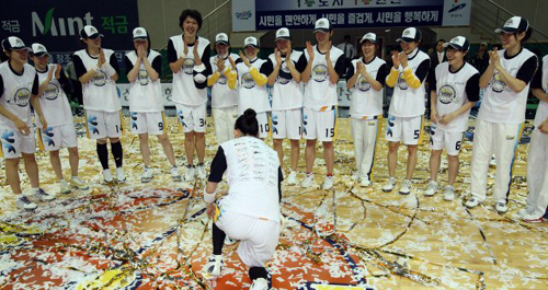 여자프로농구 신한은행이 4년연속 우승했다. 신한은행은 6일 오후 안산 와동체육관에서 열린 삼성생명과의 챔피언 결정4차전을 승리해 3-1로 우승을 차지했다. 챔피언전 MVP를 수상한 전주원이 선수들에게 큰절을 하고 있다.