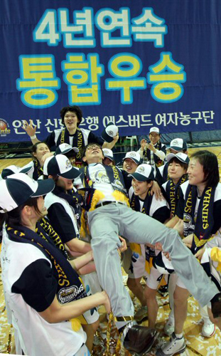 여자프로농구 신한은행이 우승했다. 신한은행은 6일 오후 안산 와동체육관에서 열린 삼성생명과의 챔피언 결정4차전을 승리해 3-1로 우승을 차지했다. 선수들이 우승 후 임달식 감독을 헹가래하고 있다.