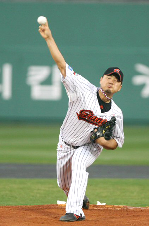 6일 부산 사직야구장에서 열린 프로야구 롯데-LG 경기에서 롯데 선발 송승준이 LG 타선을 상대로 역투하고 있다.