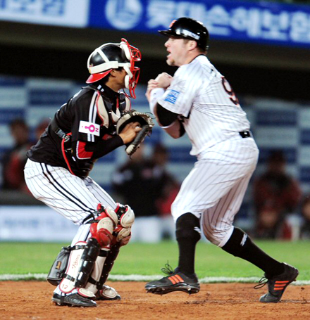 6일 부산 사직야구장에서 열린 프로야구 롯데-LG 경기. 5회말 1사 1,3루에서 롯데 박종윤의 내야 땅볼 때 3루에 있던 가르시아가 홈으로 파고들며 LG 포수 김태군을 힘껏 넘어뜨리고 있다.