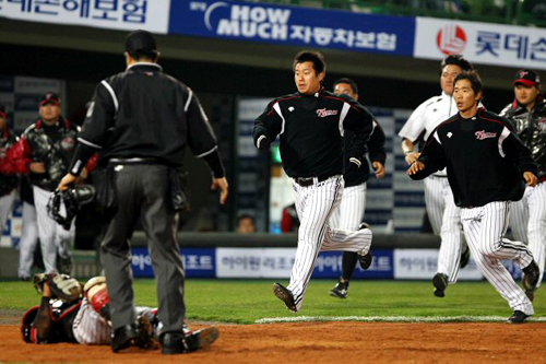 6일 부산 사직야구장에서 열린 프로야구 롯데-LG 경기. 5회말 1사 1,3루에서 롯데 박종윤의 내야 땅볼 때 3루에 있던 가르시아가 홈으로 파고들며 LG 포수 김태군을 쓰러넘어뜨린 뒤 LG 선수들이 그라운드로 뛰어나오고 있다.