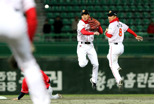 6일 인천 문학경기장에서 열린 프로야구 SK와 KIA의 경기에서 9회 초 1사 기아 이용규 타석에서 SK 정근우와 김연훈이 이현곤을 2루에서 아웃시키고 있다.