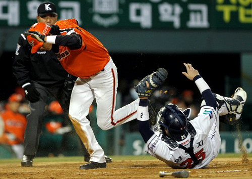6일 오후 서울 잠실야구장에서 열린 프로야구 두산과 한화의 경기 3회초 2사 2루 상황에서 한화 이대수 타석때 홈으로 쇄도하던 2루주자 추승우가 아웃되고 있다.