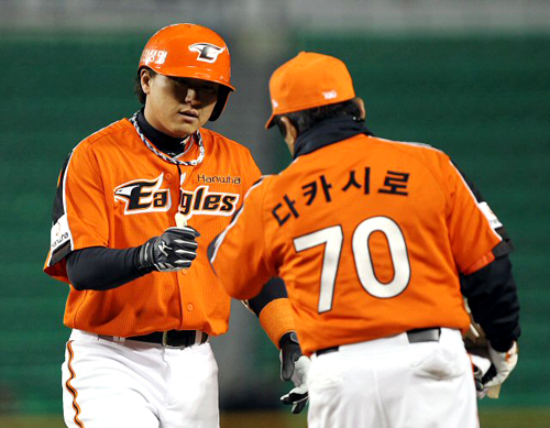 6일 오후 서울 잠실야구장에서 열린 프로야구 두산과 한화의 경기 7회초 1사 1,3루 상황에서 한화 정원석이 1타점 안타를 날린 후 다카시로 코치의 축하를 받고 있다.