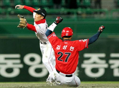 6일 인천 문학경기장에서 열린 프로야구 SK와 KIA의 경기에서 5회 초 1사 주자 1,2루 기아 안치홍의 내야땅볼로 1루 주자 김상현이 2루에서 아웃당하고 있다.
