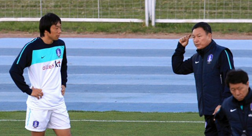 5일 오후(한국시간) 남아프리카공화국 월드컵 캠프인 루스텐버그에 도착한 태극전사들이 훈련장인 올림피아파크구장에서 첫 훈련을 시작한 가운데 허정무 감독이 염기훈과 얘기를 나누고 있다.