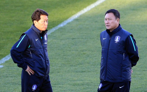 5일 오후(한국시간) 남아프리카공화국 월드컵 캠프인 루스텐버그에 도착한 태극전사들이 훈련장인 올림피아파크구장에서 첫 훈련에 들어간 가운데 허정무 감독과 정해성 코치가 의견을 나누고 있다.