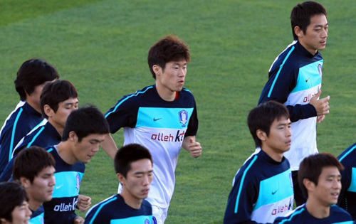 5일 오후(한국시간) 남아프리카공화국 월드컵 캠프인 루스텐버그에 도착한 태극전사들이 훈련장인 올림피아파크구장에서 첫 훈련을 한 가운데 허정무 감독이 선수들에게 얘기를 하고 있다.
