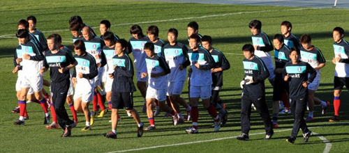 5일 오후(한국시간) 남아프리카공화국 월드컵 캠프인 루스텐버그에 도착한 태극전사들이 훈련장인 올림피아파크구장에서 달리기를 하며 몸을 풀고 있다