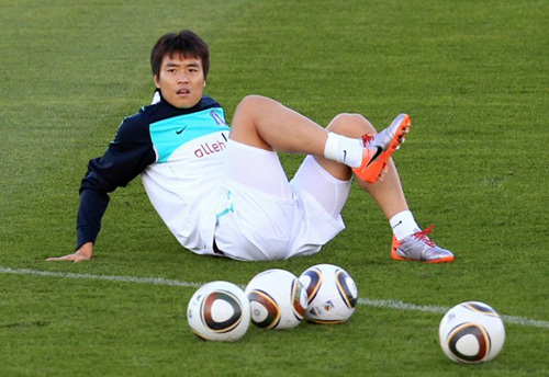 5일 오후(한국시간) 남아프리카공화국 월드컵 캠프인 루스텐버그에 도착한 태극전사들이 훈련장인 올림피아파크구장에서 첫 훈련을 시작한 가운데 이동국이 팀 훈련에 합류하고 있다.