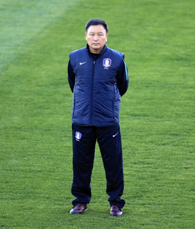 5일 오후(한국시간) 남아프리카공화국 월드컵 캠프인 루스텐버그에 도착한 태극전사들이 훈련장인 올림피아파크구장에서 첫 훈련을 시작한 가운데 허정무 감독이 선수들의 움직임을 살피고 있다.