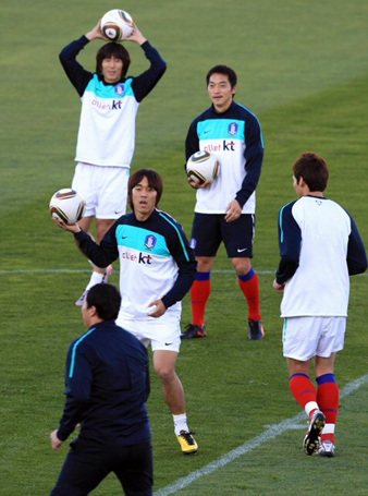 5일 오후(한국시간) 남아프리카공화국 월드컵 캠프인 루스텐버그에 도착한 태극전사들이 훈련장인 올림피아파크구장에서 첫 훈련을 시작한 가운데 박주영 등 선수들이 손으로 공을 던져주는 게임을 하고 있다.